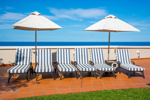 How to Choose the Right Outdoor Chaise Lounge for Poolside Comfort