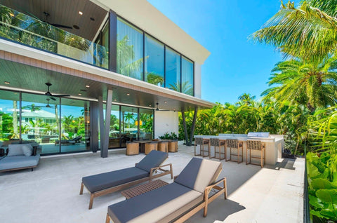 What Features Make an Outdoor Chaise Durable in Florida