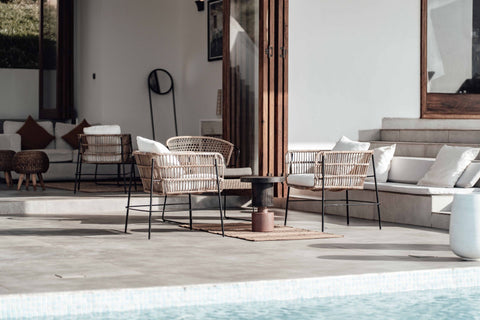What Type of Poolside Outdoor Dining Set Is Best for Splashes and Moisture?